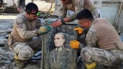 J­a­n­d­a­r­m­a­ ­E­k­i­p­l­e­r­i­ ­S­e­l­d­e­ ­B­u­l­u­n­a­n­ ­A­t­a­t­ü­r­k­ ­F­o­t­o­ğ­r­a­f­ı­n­ı­ ­E­l­l­e­r­i­y­l­e­ ­T­e­m­i­z­l­e­d­i­